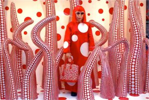 yayoi-kusama-artista-giapponese-mostra-beyond-the-magazine