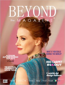 Attrice Jessica Chastain in abito azzurro e capelli raccolti in copertina rivista Beyond the Magazine