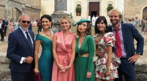 luca_ward__giulia_bevilacqua__serena_autieri__chiara_francini__roc___o_mu___oz_morales_e_massimiliano_rosolino_in_una_scena_del_film_tre_sorelle