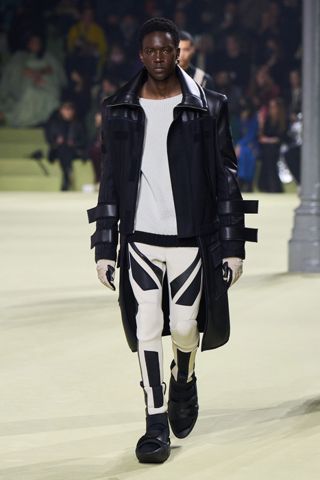 Balmain-futuristico-2022-beyond-the-magazine