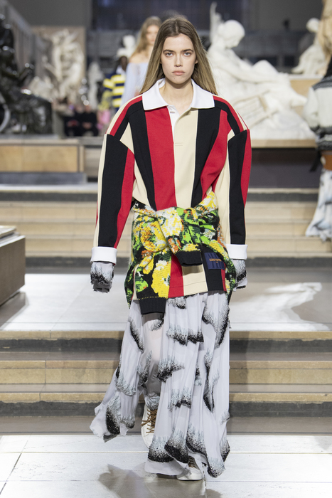 Donna Con La Giacca Di Louis Vuitton E Il Vestito Di Fronte Alla Sfilata Di  Moda Milano Immagine Editoriale - Immagine di illustrativo, esposizione:  194220920