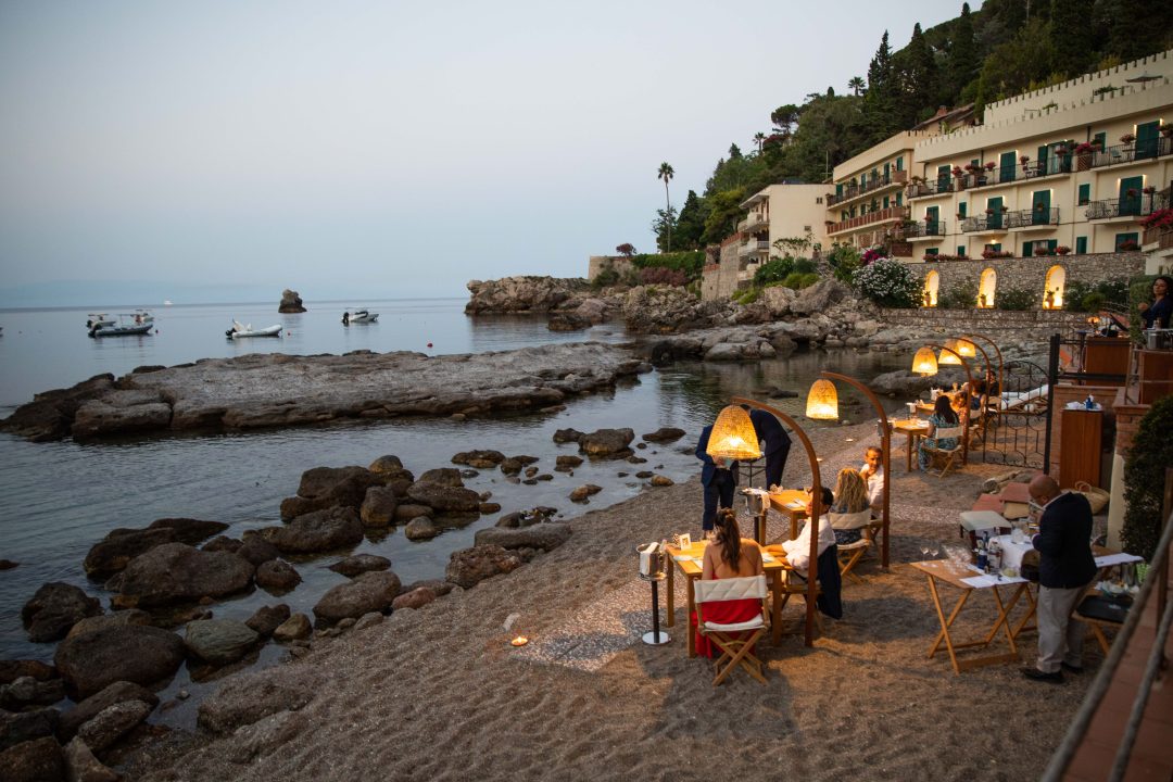 Brizza, ristorante presso la spiaggia privata di Villa Sant'Andrea, a Belmond Hotel, Taormina