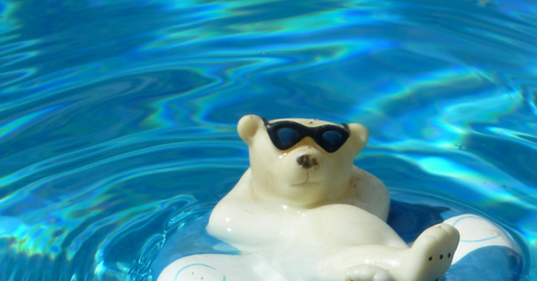 Trend Summer 2022: piscine condivise e materassini gonfiabili