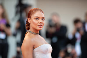 Tessa Thompson sul Red Carpet d'apertura della mostra del Cinema di Venezia per il film White Noise