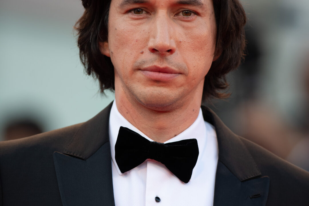 Adam Driver sul Red Carpet d'apertura della mostra del Cinema di Venezia per il film White Noise