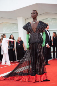 Jodie Smith sul Red Carpet d'apertura della mostra del Cinema di Venezia per il film White Noise