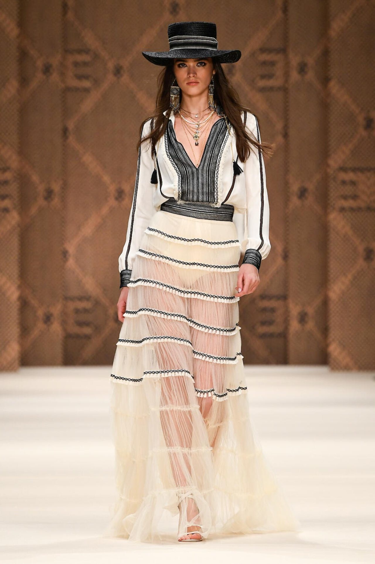 Elisabetta Franchi MFW SS23, articolo su Beyond the Magazinee