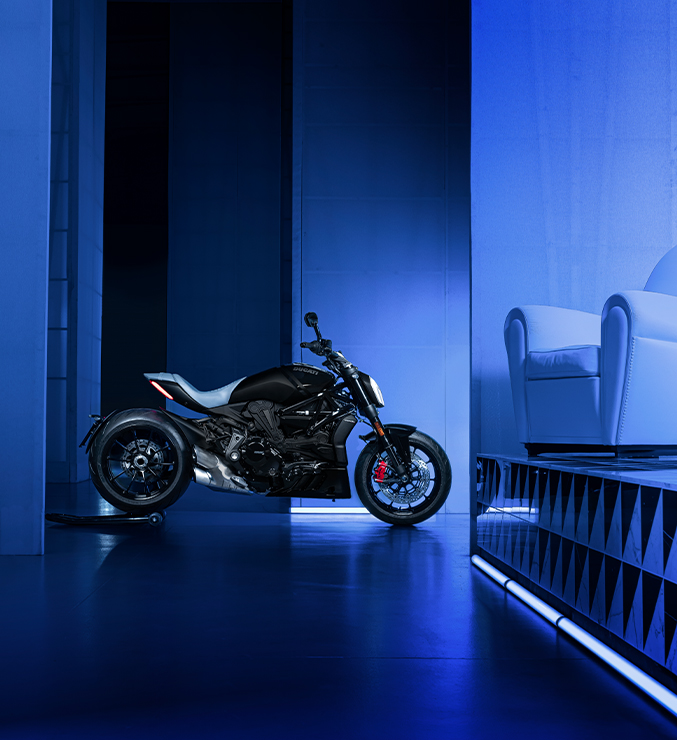 Ducati XDiavel Nera in collaborazione con Poltrona Frau, articolo su Beyond the Magazine