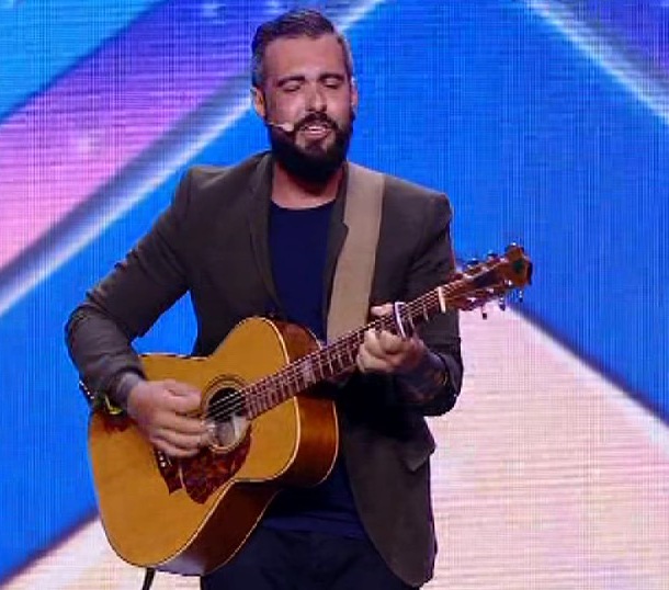 elianto cantante suona la chitarra