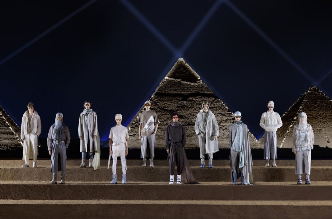 Dior, sfilata Autunno Inverno alle Piramidi di Giza, articolo su Beyond the Magazine