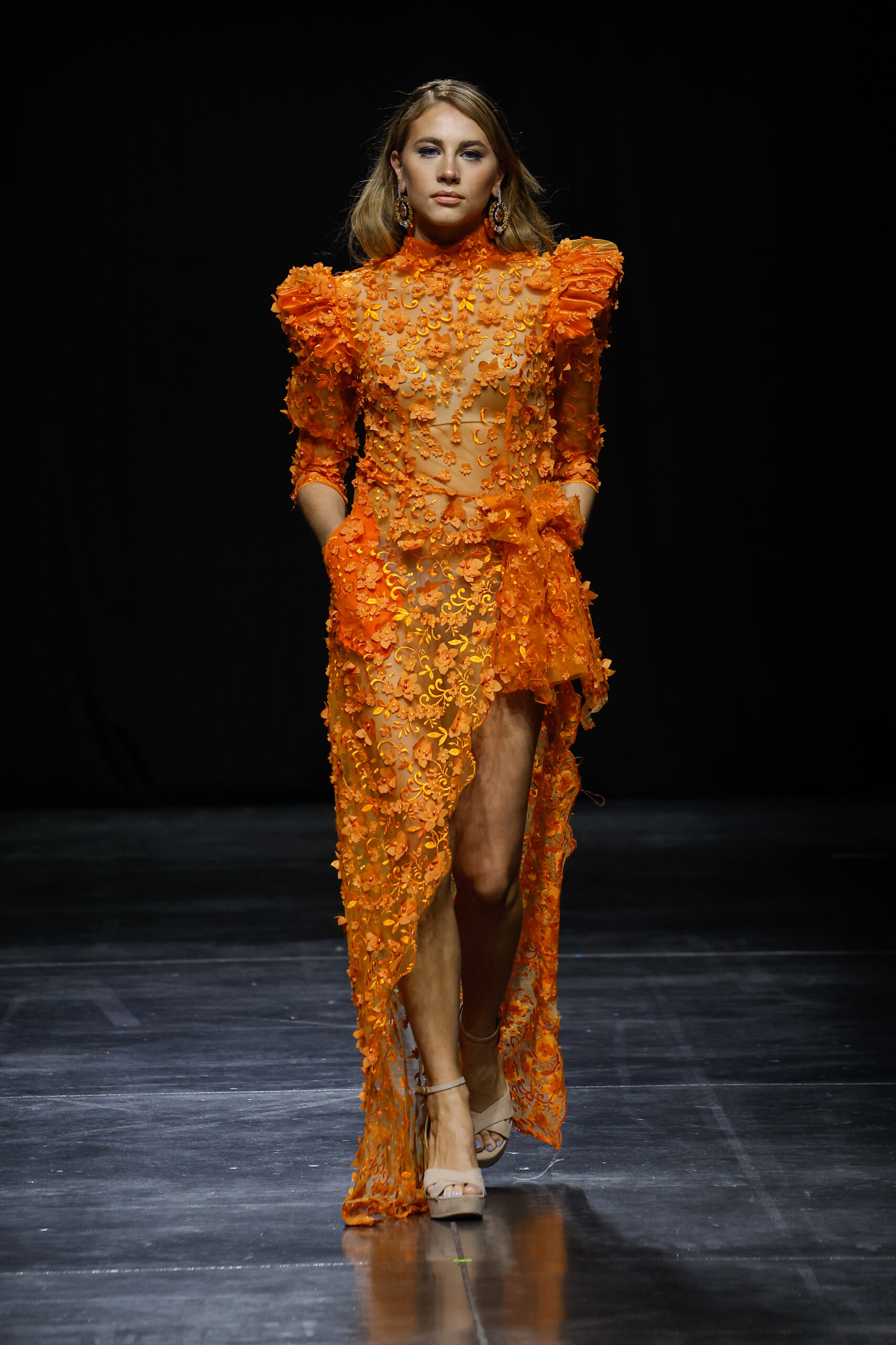 MM Milano, abito arancione, articolo su Beyond the Magazine