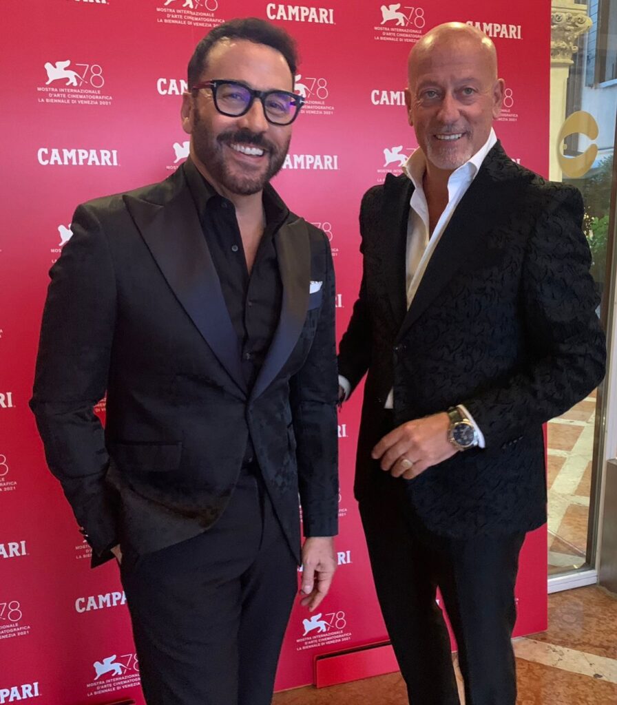 Jeremy Piven indossa gli abiti di Domenico Vacca durante il film The Performance, articolo su Beyond the Magazine