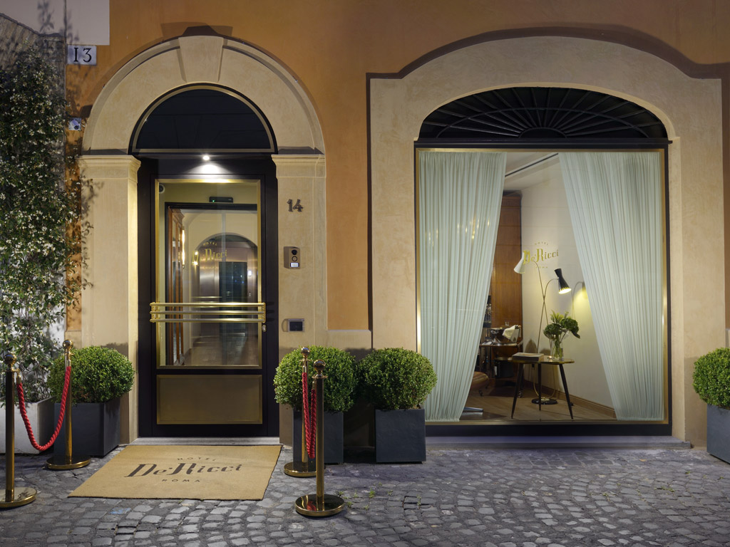 Hotel De' Ricci e l'esclusiva Cigar Lounge, a Roma, articolo su Beyond the Magazine