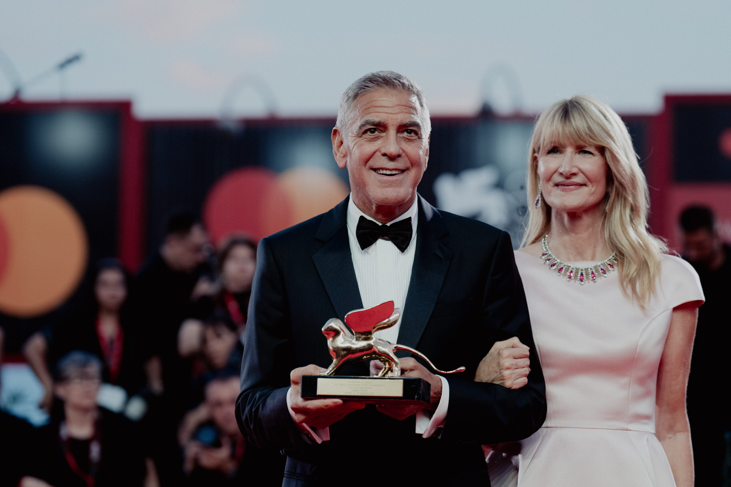 George Clooney e Laura Dern, Leone D'oro, articolo su Beyond the Magazine, Venezia 83