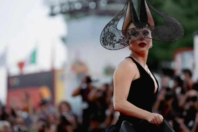 ✨🎬 Mostra del Cinema di Venezia 2024: Lady Gaga, icona di stile! 🎤👗

L'ottava giornata della #Venezia81 è stata letteralmente dominata da Lady Gaga, la star che non passa mai inosservata! 💥 Sul tappeto rosso, ha indossato una creazione #DiorHauteCouturche ha lasciato tutti a bocca aperta: un look maestoso, elegante e audace, perfetto per essere la regina della serata! 👑✨

Accompagnata dal protagonista Joaquin Phoenix per presentare il tanto atteso "Joker: Folie à Deux", Gaga ha reso omaggio alla moda con un copricapo firmato Philip Treacy, lo stesso indossato dall'iconica Isabella Blow nel 2002. 
👒 Un tocco vintage per un'icona che sa sempre come fare la differenza! 🔥

✨ Qual è stato il vostro look preferito? ✨

Photocredit: @federicapierpaoliphoto
Press: @beyondthemagazine
Comm: Beyond the Rules

💖📸 #LadyGaga #JoaquinPhoenix #JokerFolieADeux #VeniceFilmFestival #RedCarpetMagic #IconicFashion #Venezia2024 #movies #actress #actor #singer