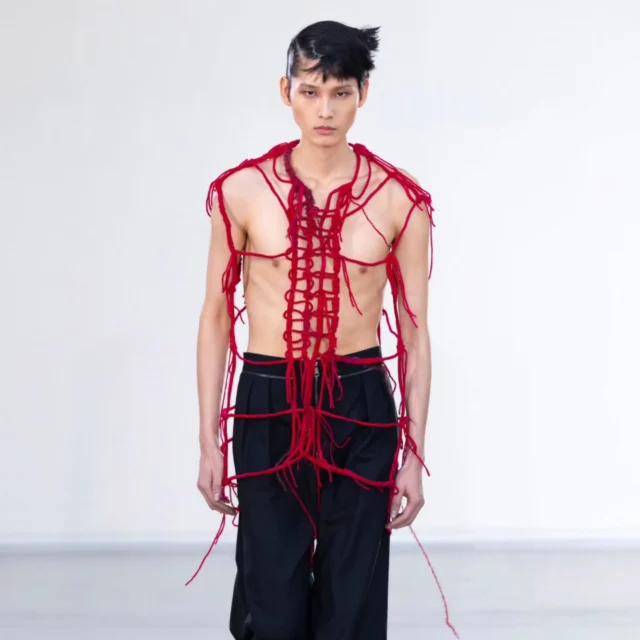 ✨ MODA E ARTE IN DIALOGO ✨

La nuova collezione QASIMI di Hoor Al Qasimi celebra la resilienza culturale attraverso la collaborazione con l’artista māori Emily Karaka. Le sue opere, cariche di storia e significato, ispirano capi trasformabili, texture ricercate e una palette cromatica radicata nei toni della terra. 🌍

Un connubio potente tra moda e arte che invita a riflettere sul valore dell’identità e della solidarietà.

📣 Qual è il dettaglio che più vi affascina di questa collezione? Condividetelo nei commenti. 👇

Photocredit: @qasimi_official

#MFW #QASIMI #EmilyKaraka #BeyondTheMagazine #FashionAndArt #MilanoFashionWeek