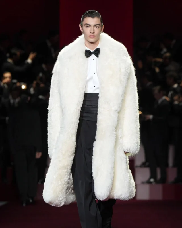 📸 FLASH! Chi c’è dietro l’obiettivo?

La passerella di Dolce&Gabbana FW25 è un tuffo nella dolce vita, tra riflettori e sguardi magnetici. Eleganza senza tempo, carisma da red carpet e quel tocco di coolness che non passa mai di moda.

👔 Look disinvolti di giorno, outfit impeccabili di sera: l’icona di stile è servita, sotto l'occhio attento dei paparazzi. Ma la vera domanda è… chi ruberà la scena questa volta?

Photocredit: @dolcegabbana

Tagga chi secondo te incarna lo stile #DolceVita! ⬇️

#DolceGabbana #MFW #StyleIcon #ItalianChic #BeyondTheMagazine #RedCarpetMood #Moda #Uomo #Fashion #Cinema #Paparazzi #Milan #Italy