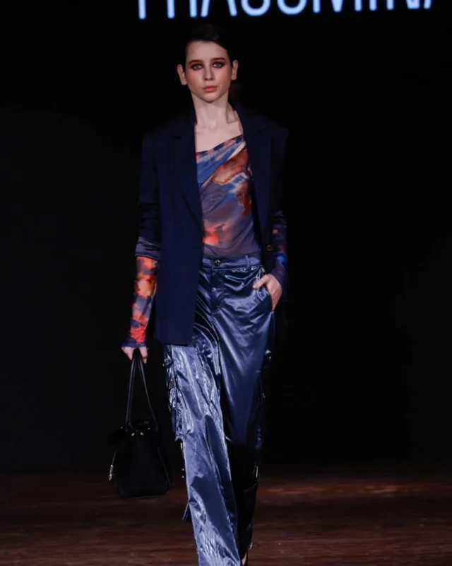 ✨ THE ‘90s REBORN: FRACOMINA REWRITES THE RULES ✨

Minimal, audace, inconfondibile.
Fracomina riporta in passerella l’essenza ribelle degli anni ‘90, ma senza nostalgia: solo pura evoluzione di stile.

📍 Milan Fashion Week diventa il playground di un’estetica che gioca con linee pulite, dettagli decisi e un tocco di effortless cool.
🎯 Il passato? Solo il punto di partenza. Il futuro? È adesso.

🔹 Less is more, but with attitude.
🔹 Heritage meets bold reinvention.
🔹 Il ‘90s chic non è un ricordo: è una dichiarazione.

Photocredit: Fracomina

#BeyondTheMagazine #Fracomina #FW25 #Fashion #Moda #Runway #MilanFashionWeek #TheNewNineties #StyleRevolution