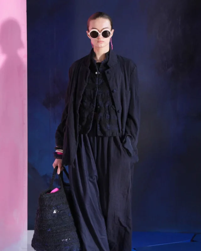 ✨ DANIELA GREGIS: IL BLU IN TUTTE LE SUE SFUMATURE ✨

Alla Milano Fashion Week, l’eleganza senza sforzo di Daniela Gregis si tinge di ginepro e mirtillo. Volumi ampi, texture vissute e uno charme rilassato definiscono la collezione Fall Winter 25/26, in cui il blu si declina in infinite nuances, tra sperimentazione e tradizione artigianale.

Photocredit: Daniela Gregis

#BeyondTheMagazine #DanielaGregis #MFW #FW2526 #EffortlessElegance #TrueBlue #Moda #Fashion